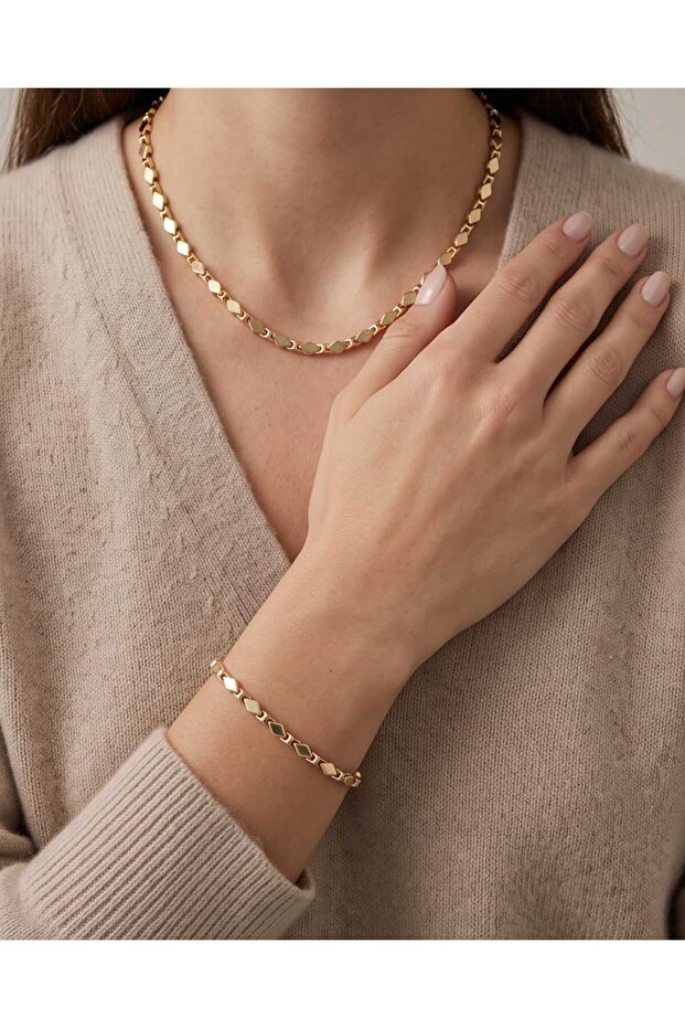 Stylish Looking Necklace and Bracelet Set