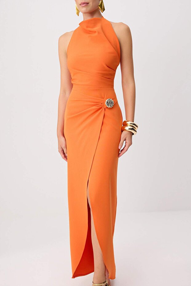 Turuncu Gold Aksesuar Detaylı Yırtmaçlı Drape Maxi Abiye & Mezuniyet Elbisesi TPRSS26AE00014 - 3