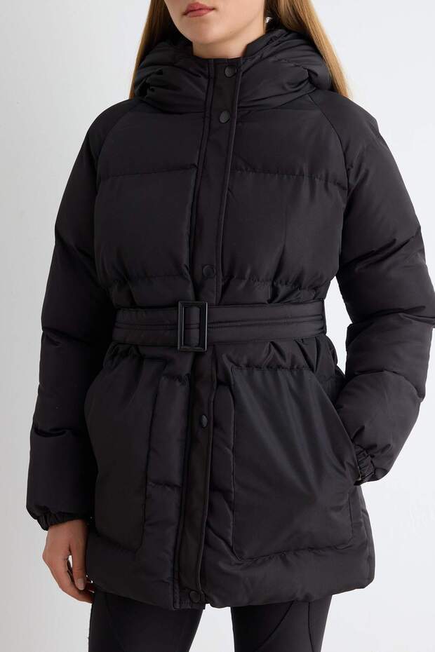 Siyah Oversize Kalıp Kapüşonlu Kemerli Su İtici Şişme Mont TWOAW23MO00188 - 3