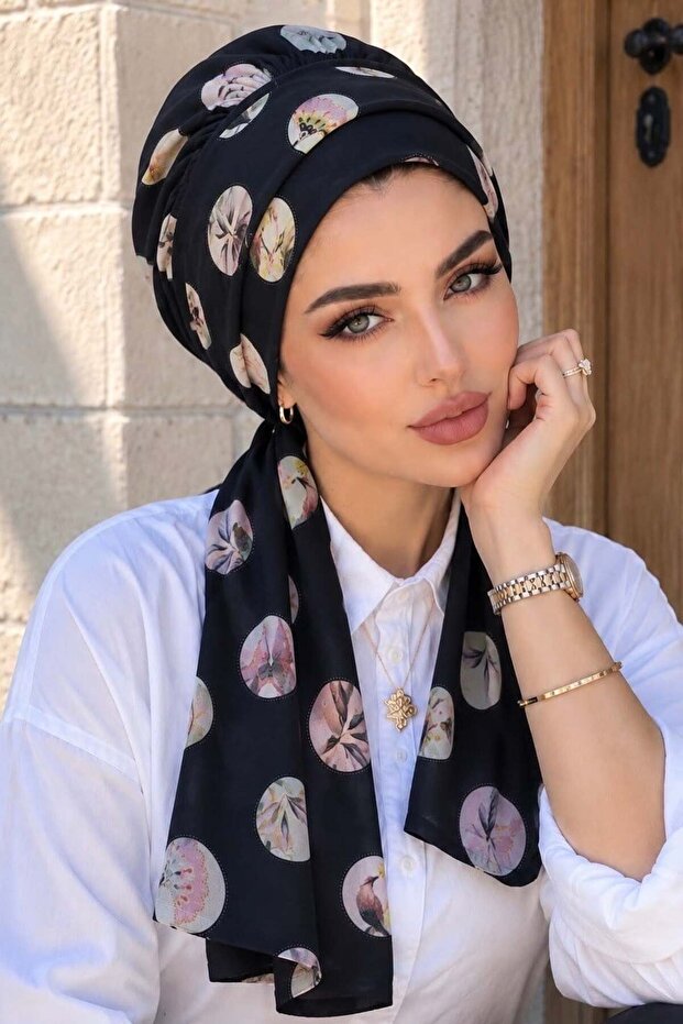 وشاح جاهز منقوش باللونين الأسود والأبيض