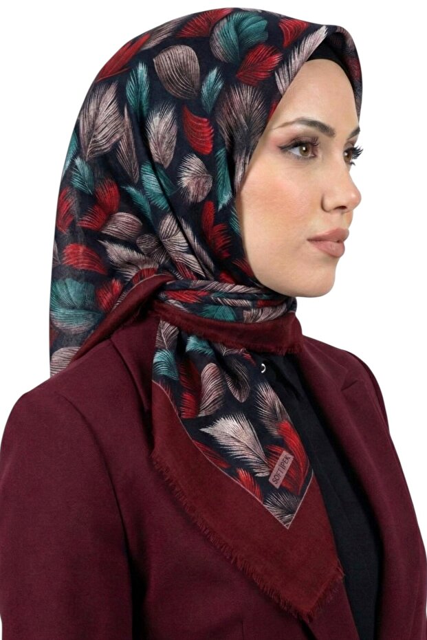وشاح نسائي من الريش المزخرف باللون العنابي