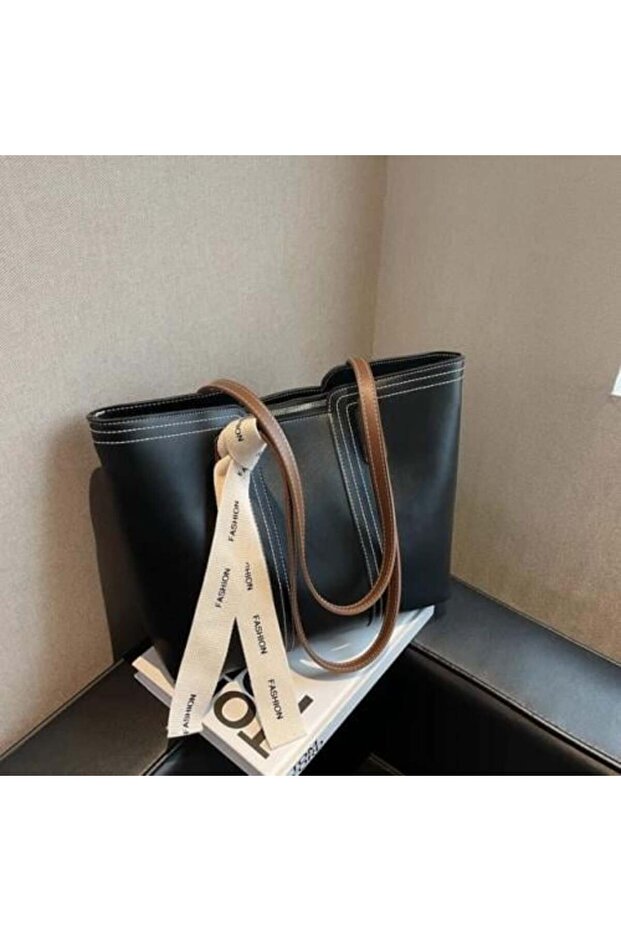 حقيبة كتف باللون الأسود