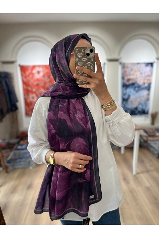 شال سيرينزا ناعم بنقشة مميزة - بلون البرقوق