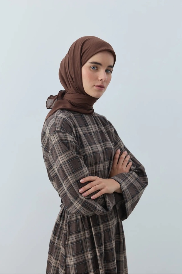 وشاح قطني من آيا بلون بني فاتح