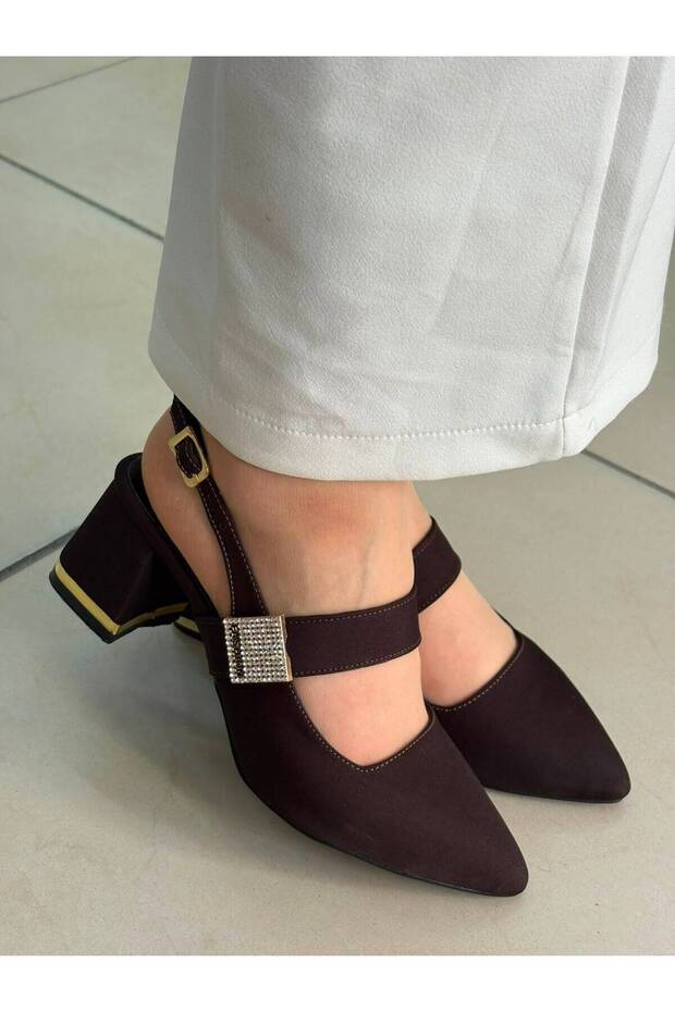 حذاء أسود بكعب عالٍ