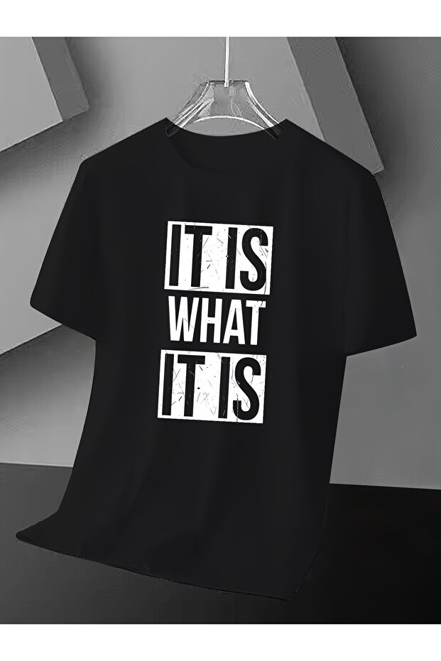 [تي شيرت بتصميم جرافيك] تي شيرت أسود بتصميم 'IT IS WHAT IT IS'، نص أبيض جريء في صناديق مستطيلة، مظهر متهالك، تصميم عصري بسيط، مثالي للإطلالات الكاجوال، مريح وفضفاض.