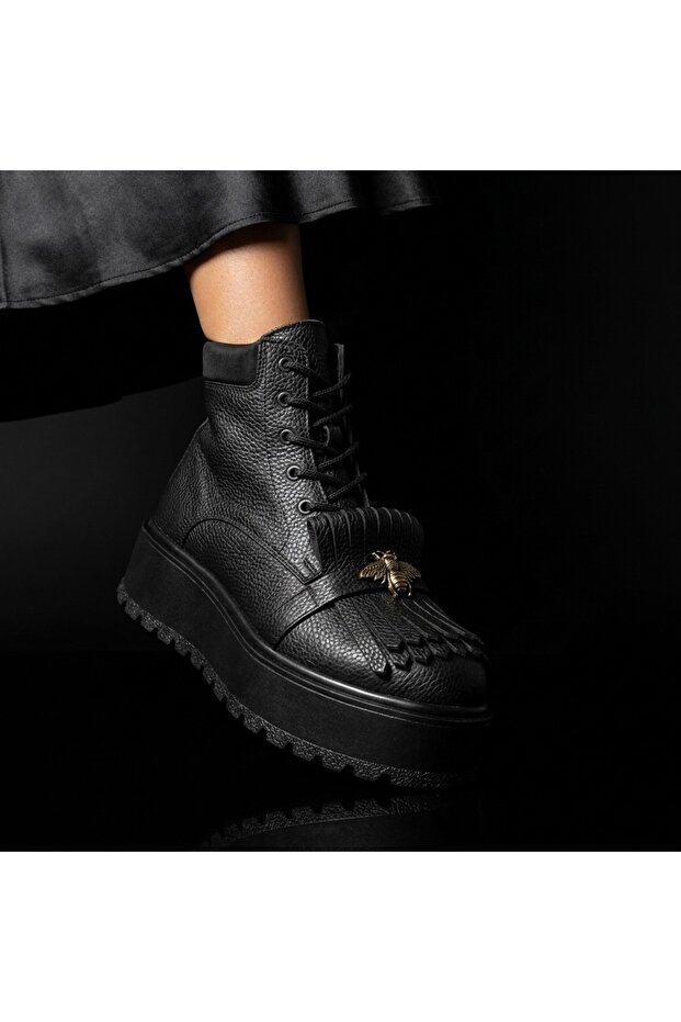 High-soled boots with a bee - 2