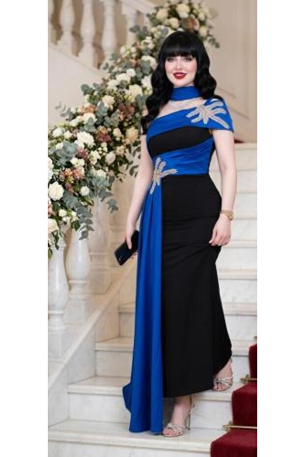 فستان سهرة حرير أسود وأزرق بتصميم درابيه وتطريز كريستال لافت