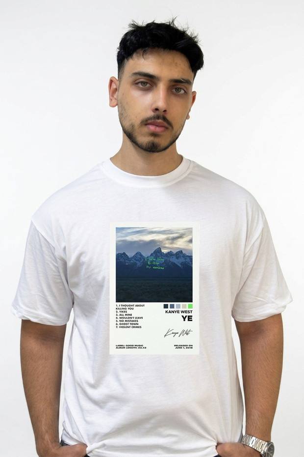 تي شيرت أبيض كبير الحجم مطبوع بتصميم Ye_1 من Kanye West