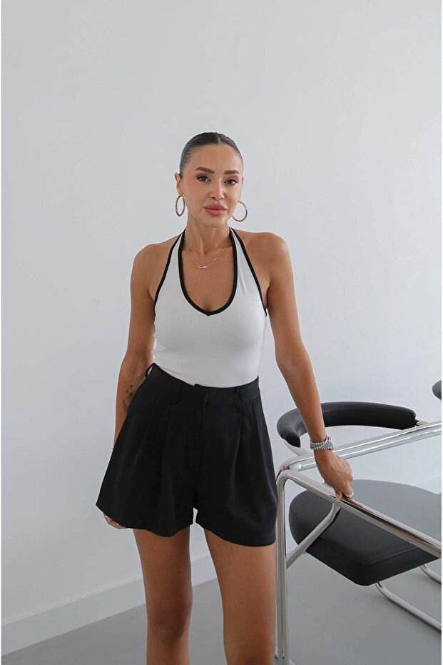 قميص رياضي أبيض مخطط