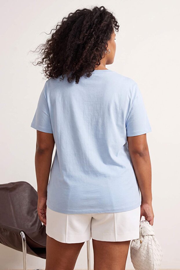 Açık Mavi Nakışlı Regular %100 Pamuk Büyük Beden Örme T-Shirt TBBSS26BF00091 - 4
