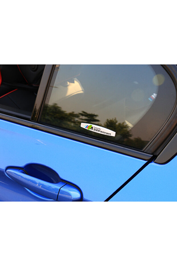 شعار BMW Powered By Bmw Motorsport على شكل حروف مطبوعة على الرفرف، نص بتصميم BMW Powered By Bmw Motorsport على شكل حروف مطبوعة على الرفرف.