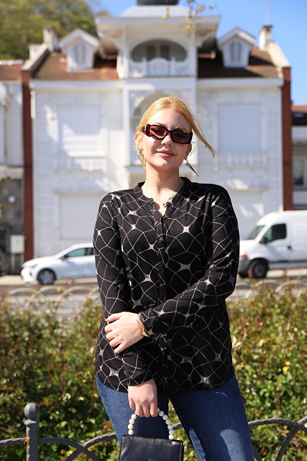 قميص أسود منقوش من القطن والليكرا مقاس كبير