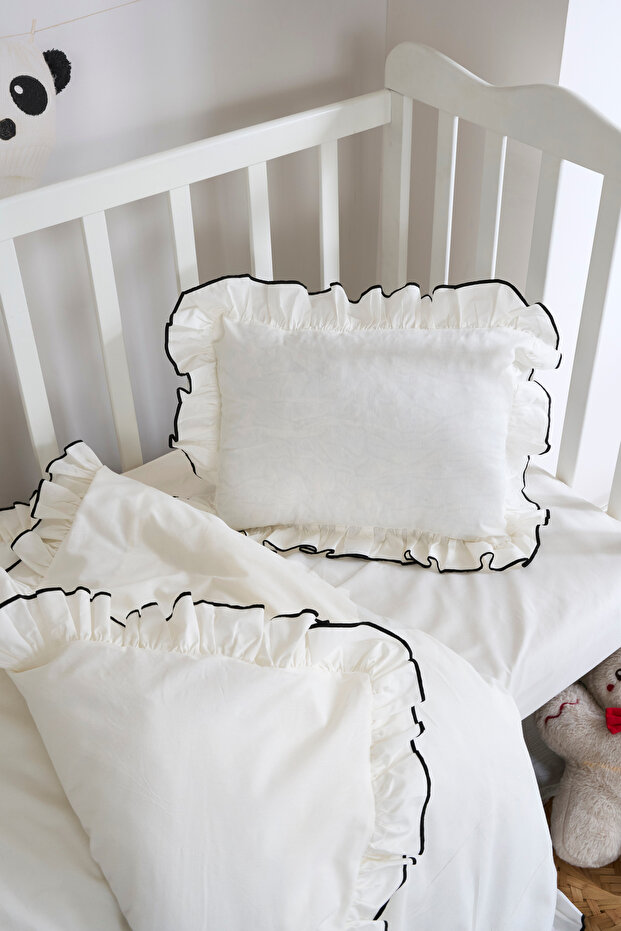 Magnolia Fırfırlı Bebek Nevresim Takımı | 3'lü Set ( Nevresim-Çarşaf-Yastık Kılıfı) | Pamuklu, Siyah Biyeli, Yumuşacık | 100 x 150 cm
