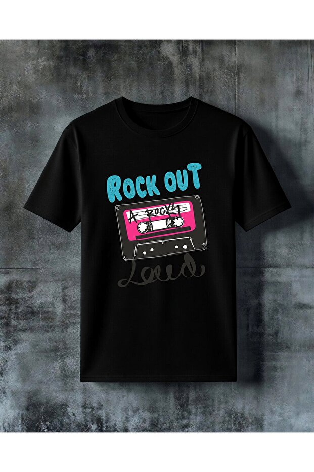 تي شيرت كبير الحجم مطبوع عليه rock out kaset