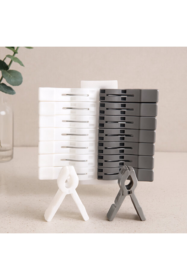 Plastic Clothes Pegs Set of 18
