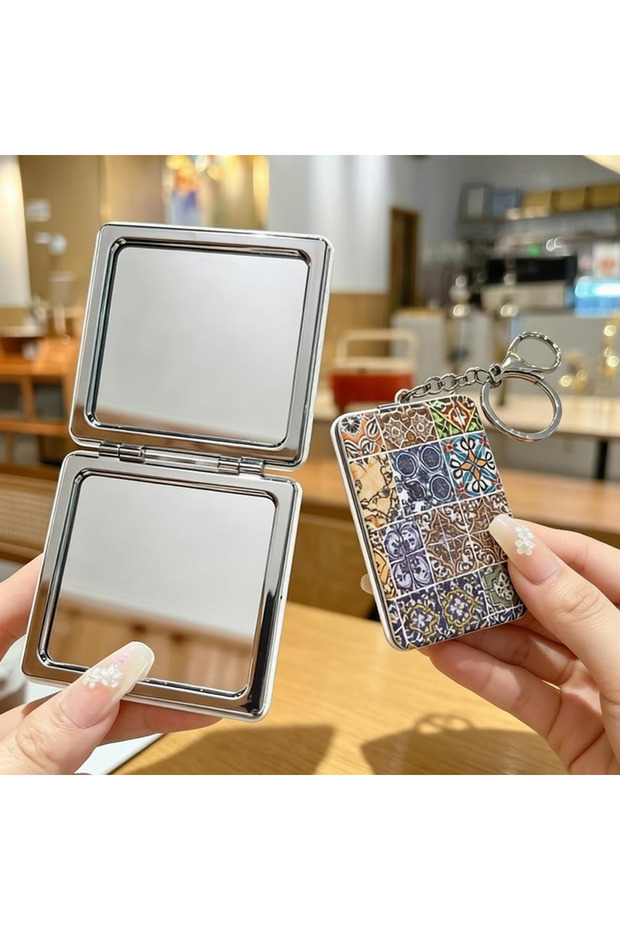 1 random retro pattern keychain portable folding double-sided makeup mirror (random pattern, random color matching) M08