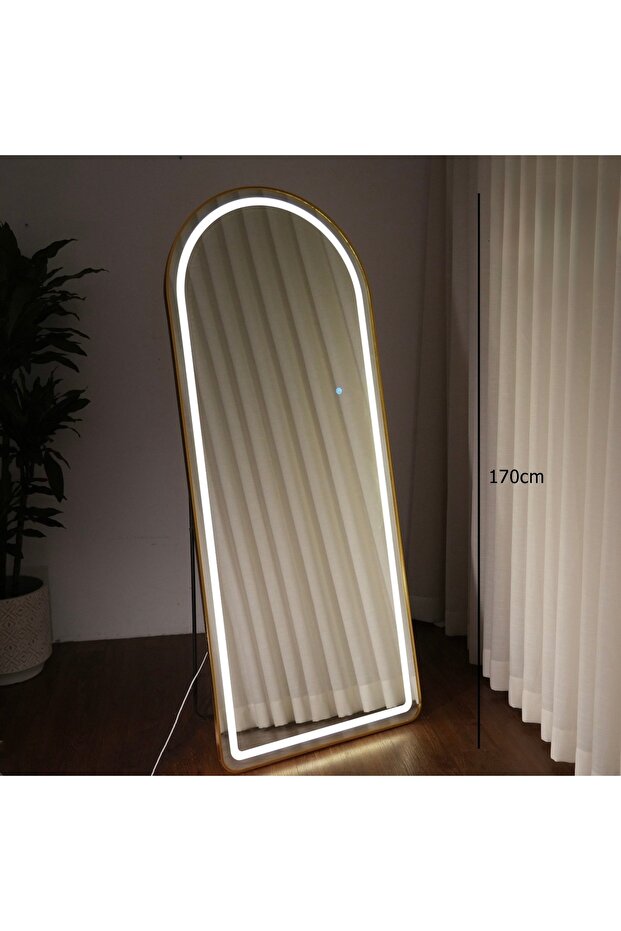 مرآة طولية مودرن بقوس علوي وإضاءة LED مع زر لمس ذكي وأطراف ذهبية (ارتفاع 170 سم