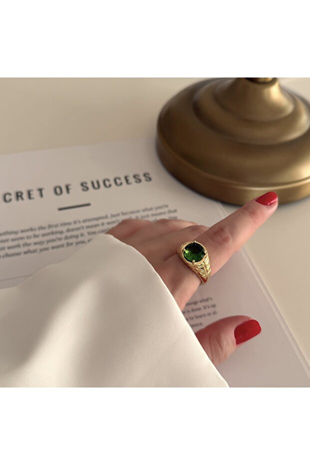 Gold Green Stone Vintage Ring