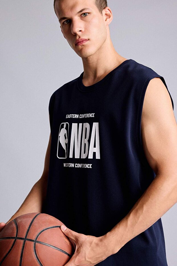 قميص رياضي أزرق داكن 100% قطن مرخص من NBA بقصة مربعة الشكل H3851AX26SM