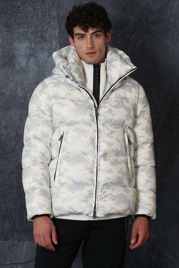 معطف رجالي من Tommy Goose Feather باللون الأبيض