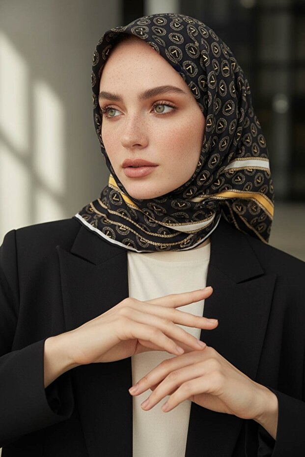 وشاح من الحرير التويل بنسبة 100% بنمط مونوغرام أسود - ذهبي اللون مقاس 90x90 سم شكل الخياطة: خياطة يدوية