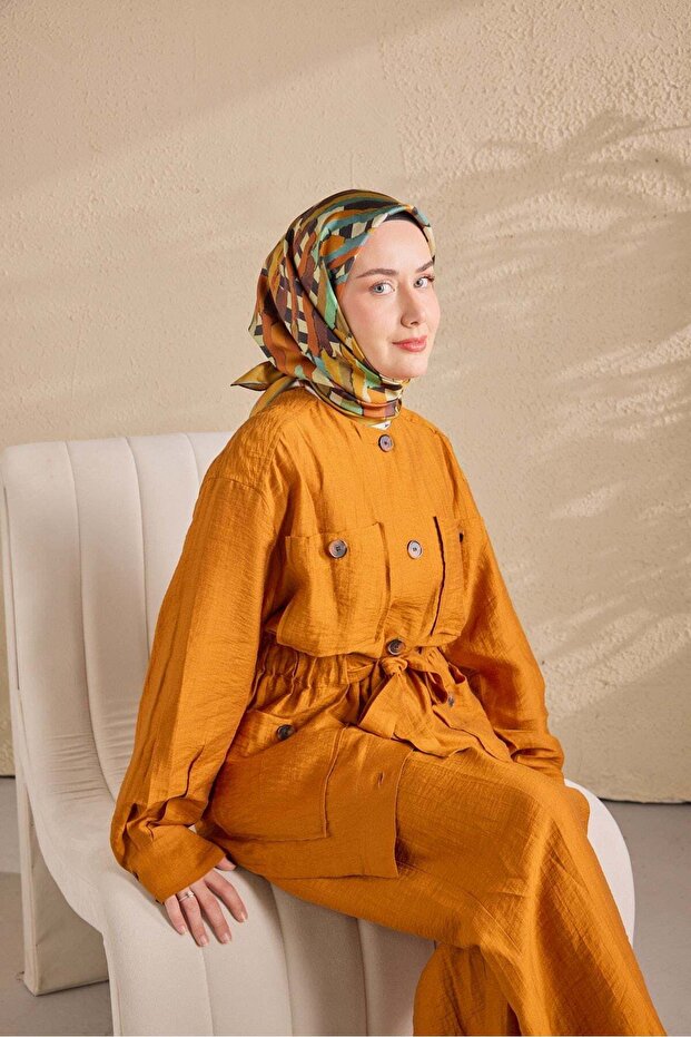 وشاح حرير تويلي مخطط باللون البرتقالي