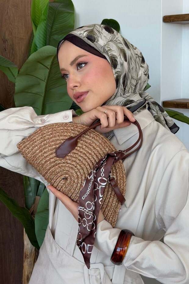 حقيبة من القش بلون غروب الشمس مع وشاح باللون البني