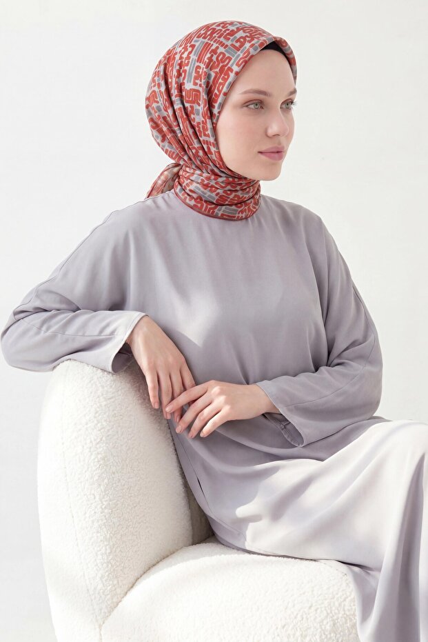 وشاح ناعم بلون أحمر خمري