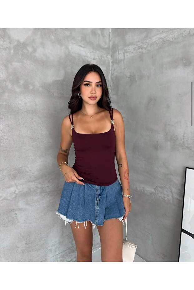 المرأة Strappy المحاصيل