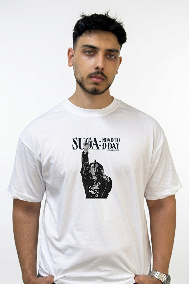 تي شيرت أبيض كبير الحجم مطبوع بتصميم Suga D Day