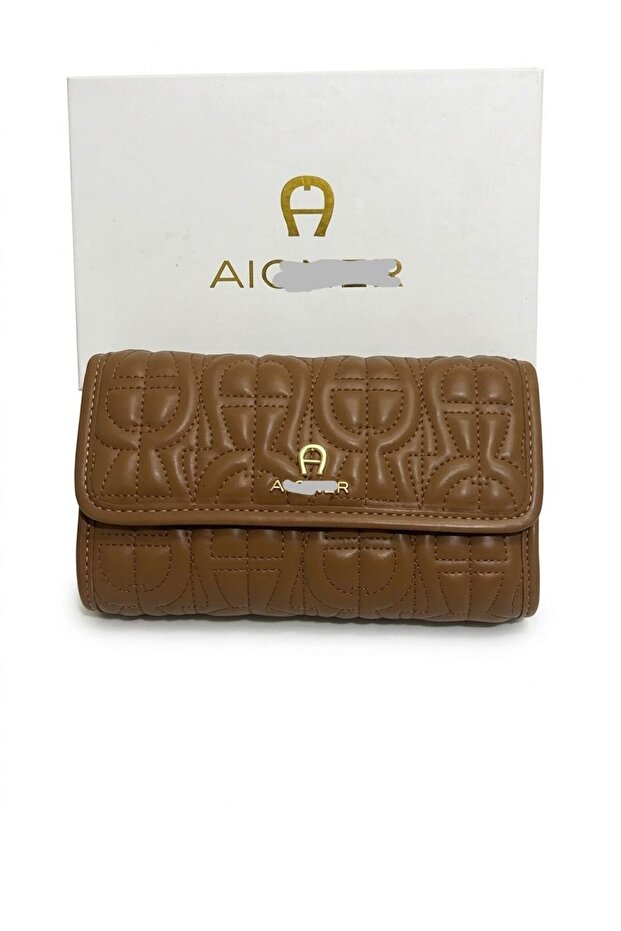 حقيبة يد فاخرة بتصميم "كلاسيك كلاتش" (Classic Clutch) بنمط هندسي بارز