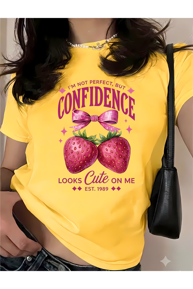 تي شيرت قطني كبير الحجم مطبوع عليه شعار Strawberry Confidence