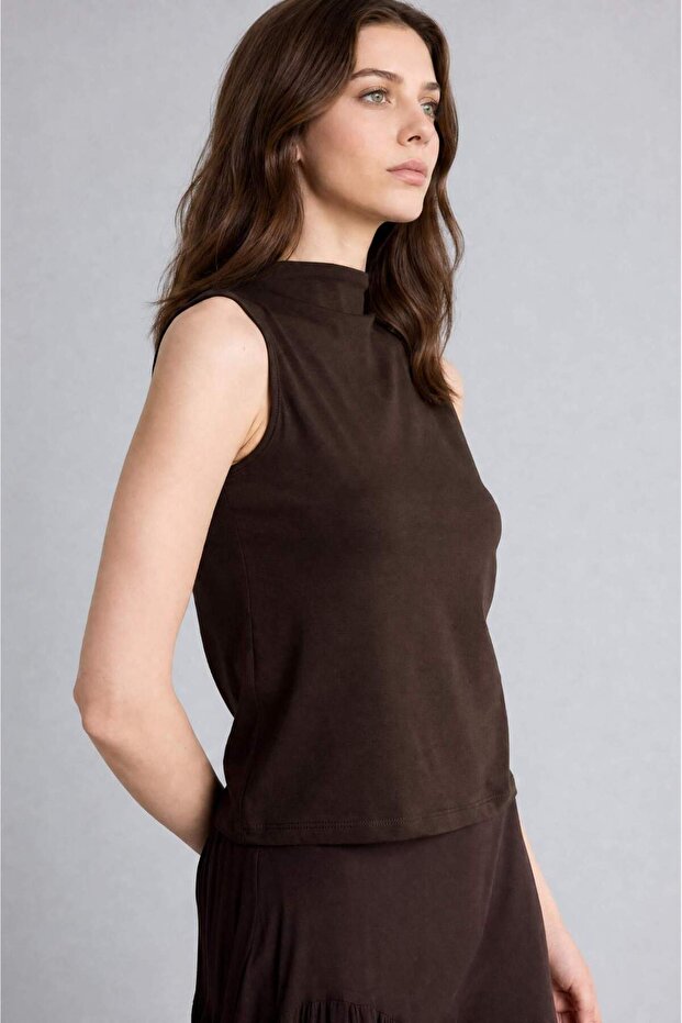 Slim Fit Half Turtleneck Sleeveless Brown Blouse H8821Ax26Au