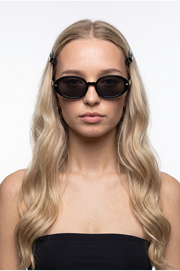 Velora Black Oval Sunglasses Uv400 Protected Retro Y2K Stylish Minimal Design Unisex Model