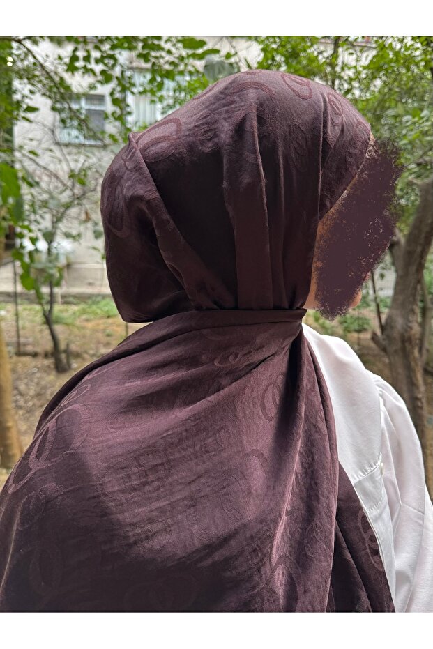 شال جاكار من القطن الناعم ذو نمط حلقات صغيرة وكبيرة باللون البني الداكن