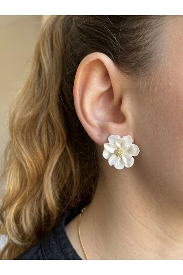 White Daisy Earrings – Women's Earrings with a Pearl Effect Flower Design