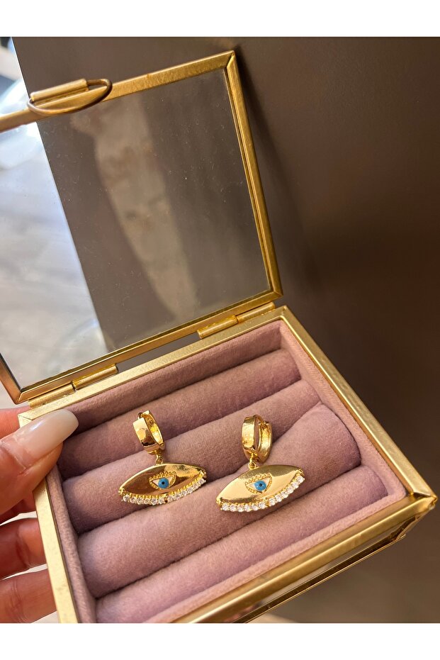 Earrings with eyes