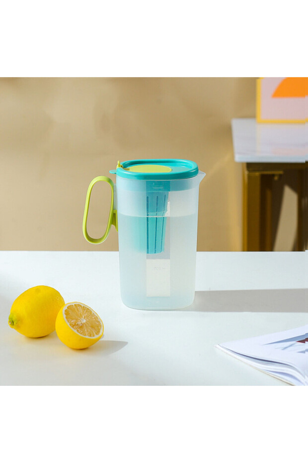 1.5-liter airtight plastic water bottle with lid and handle