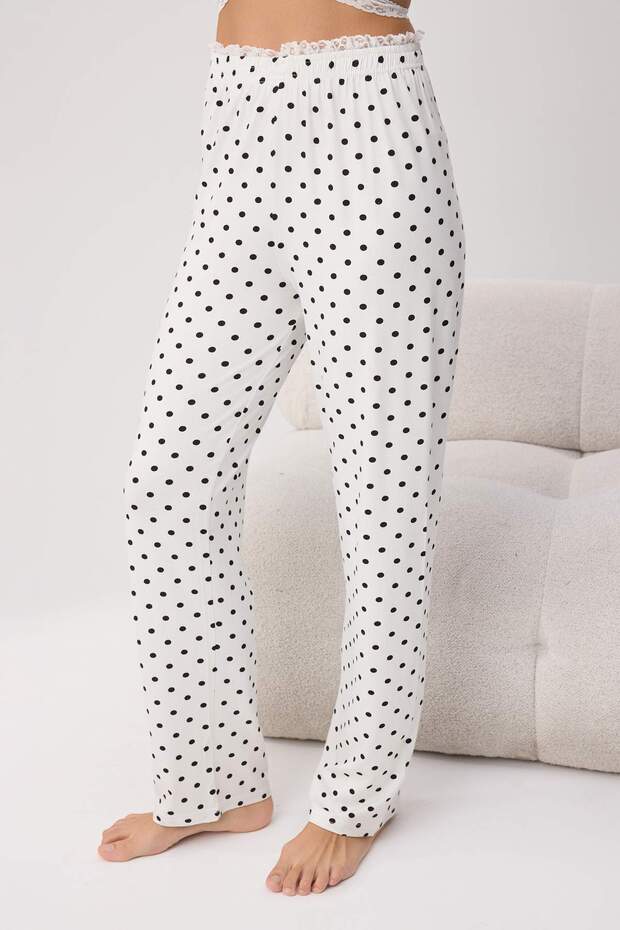 Beyaz Puantiyeli Kruvaze Dantel Detaylı Viskon Örme Pijama Takımı THMSS26PT00061 - 3