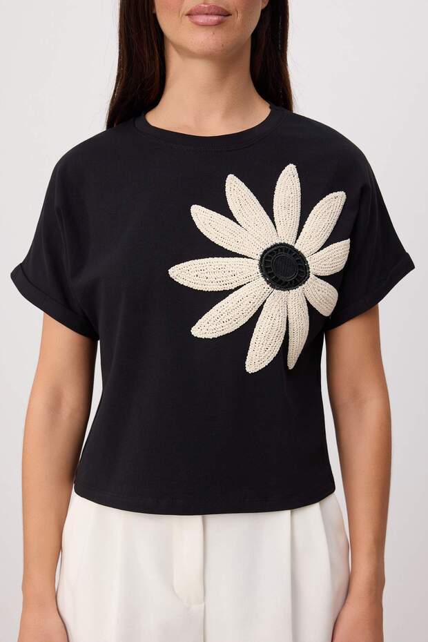 Siyah Çiçekli Regular/Normal Kalıp Kısa Kollu Tok %100 Pamuk Örme T-shirt TWOSS26TS00222 - 3