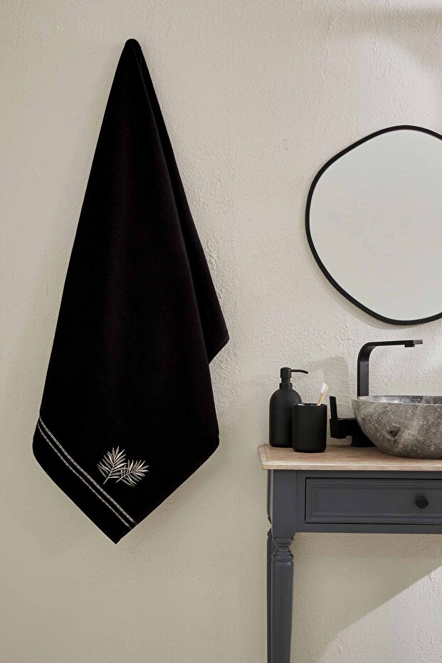 Rowan Embroidered Bath Towel 90X150 cm
