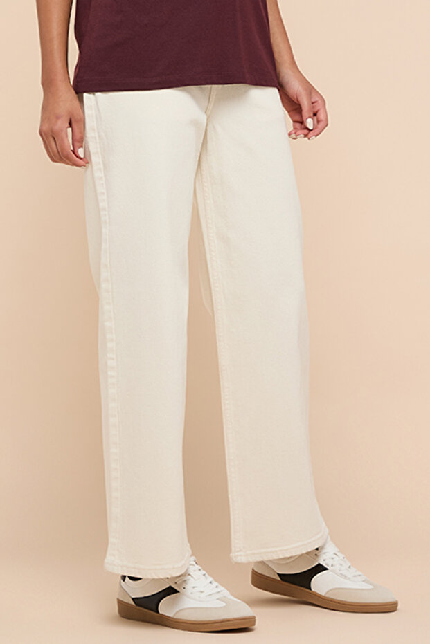 Solid Wide Leg Jeans with Button Closure - 4