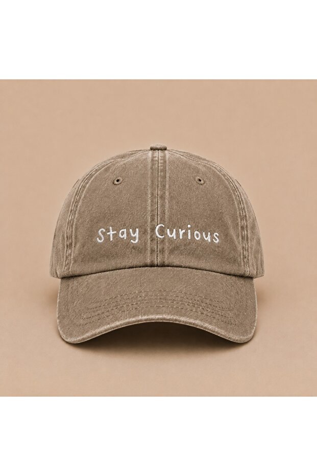 قبعة قابلة للغسل بتصميم مكتوب عليها 'Stay Curious' (البقاء عاجزًا للعجوب)