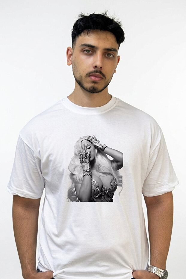 تي شيرت أبيض كبير الحجم مطبوع بتصميم يدوي من Cardi B Iskelet