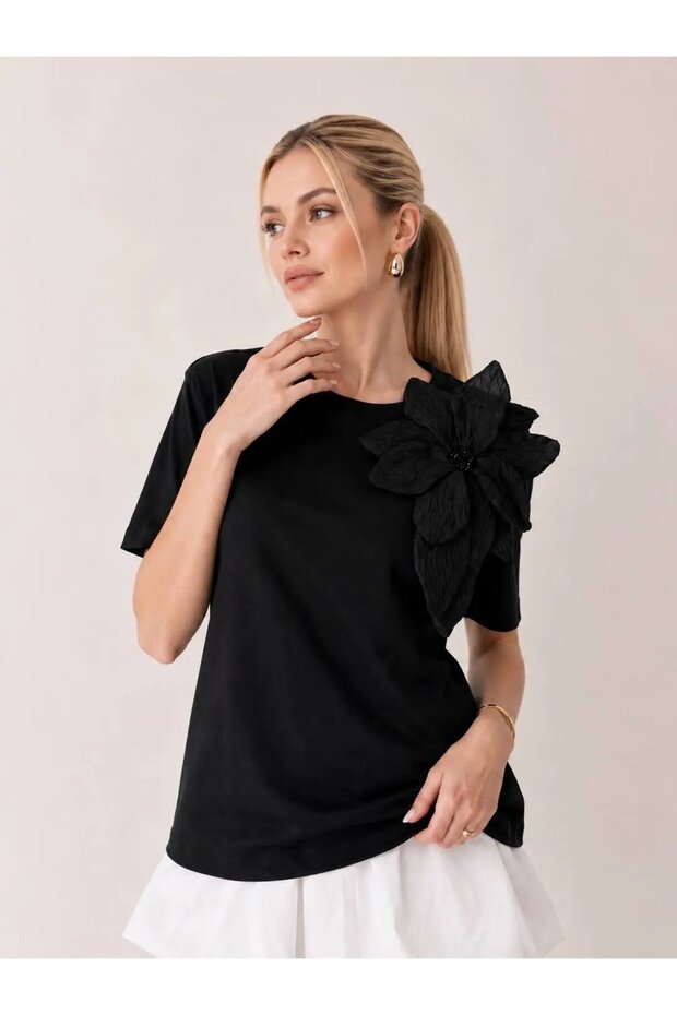 Gül Aksesuarlı Basic T-Shirt