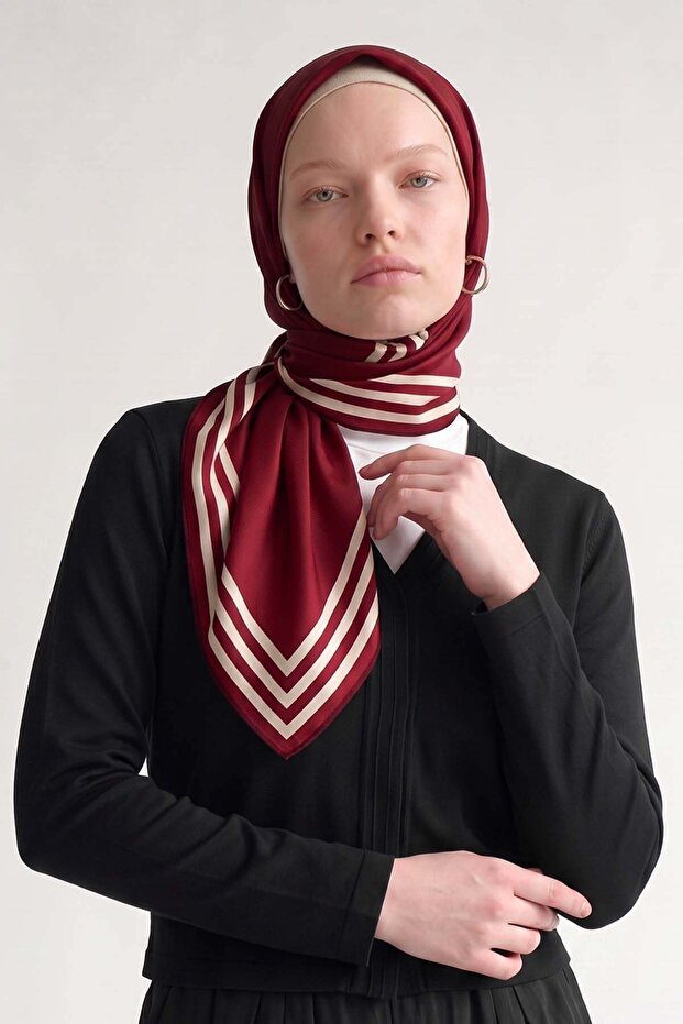 وشاح حريري أحمر بثلاثة خطوط مفصلة
