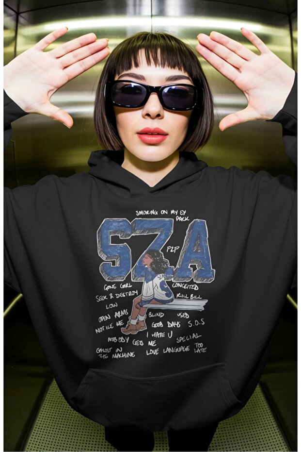 هودي فاخر كبير الحجم للجنسين مطبوع من الأمام من SZA Rapper Singer