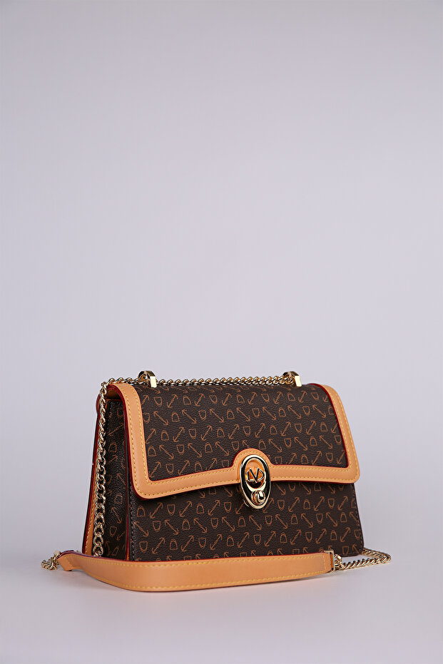 حقيبة كتف نسائية بتصميم أنيق وغطاء مزين بسلسلة مزخرفة باللون البني