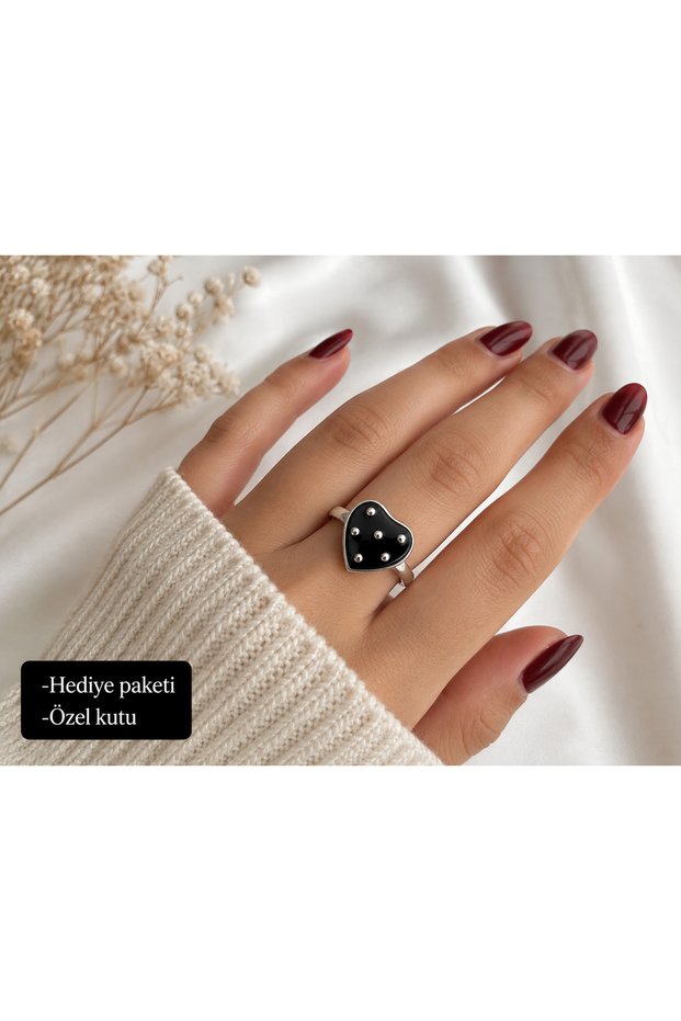 Black Heart Figured Metal Ring – Silver Color with Dot Detail, Stylish Women's Accessory